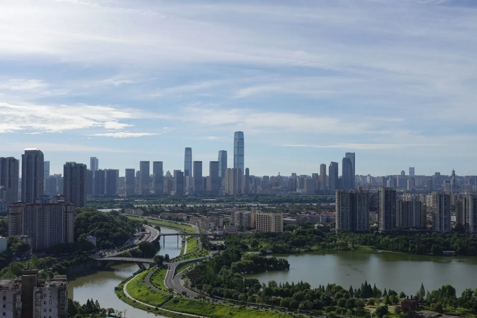 上海房产经纪服务全解析：房屋买卖与租赁流程中的关键环节