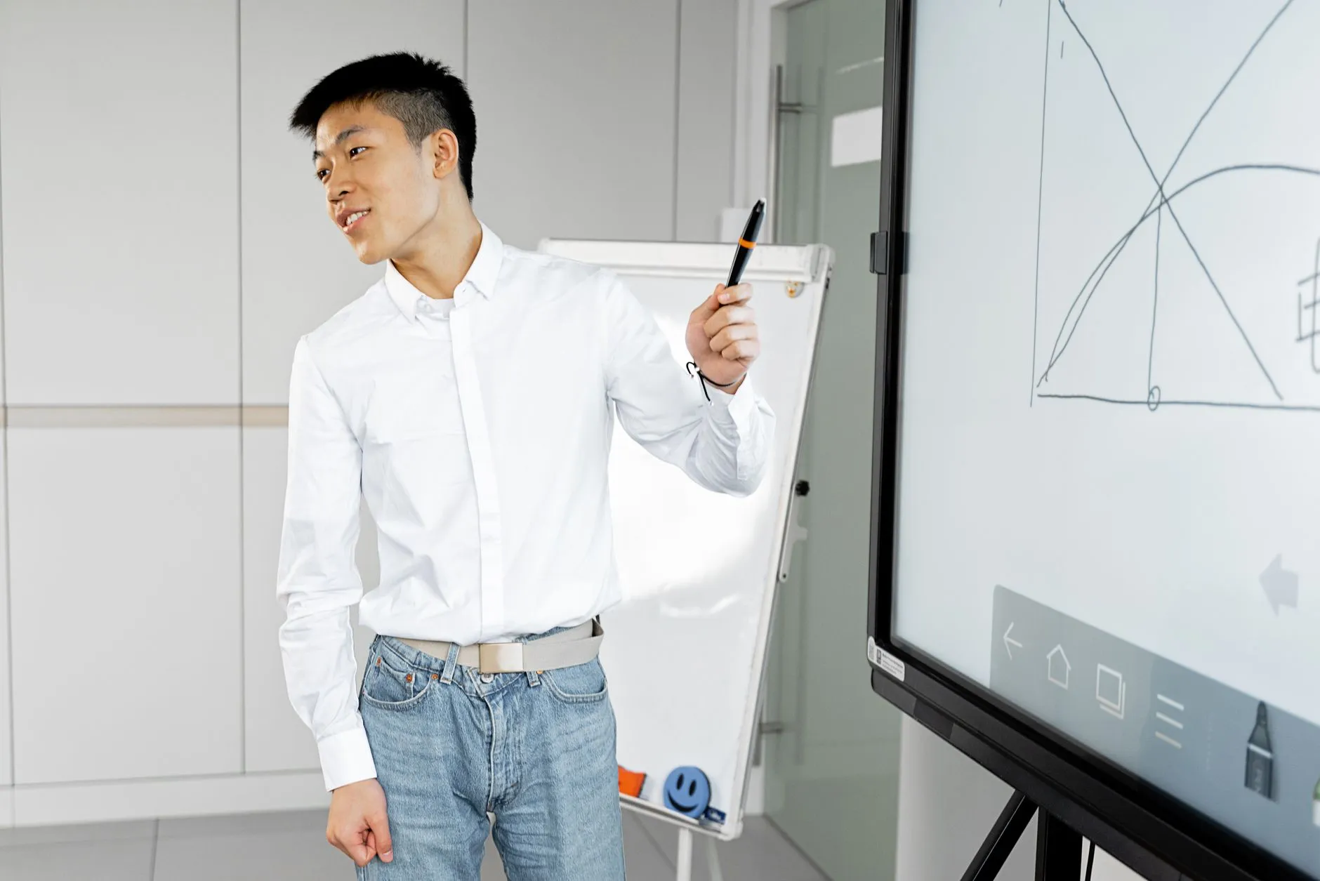 2025年上海二手房交易新政解读与经纪服务应对策略