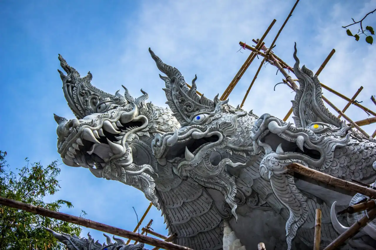 上海房产经纪服务全解析：房屋买卖与租赁流程中的关键环节